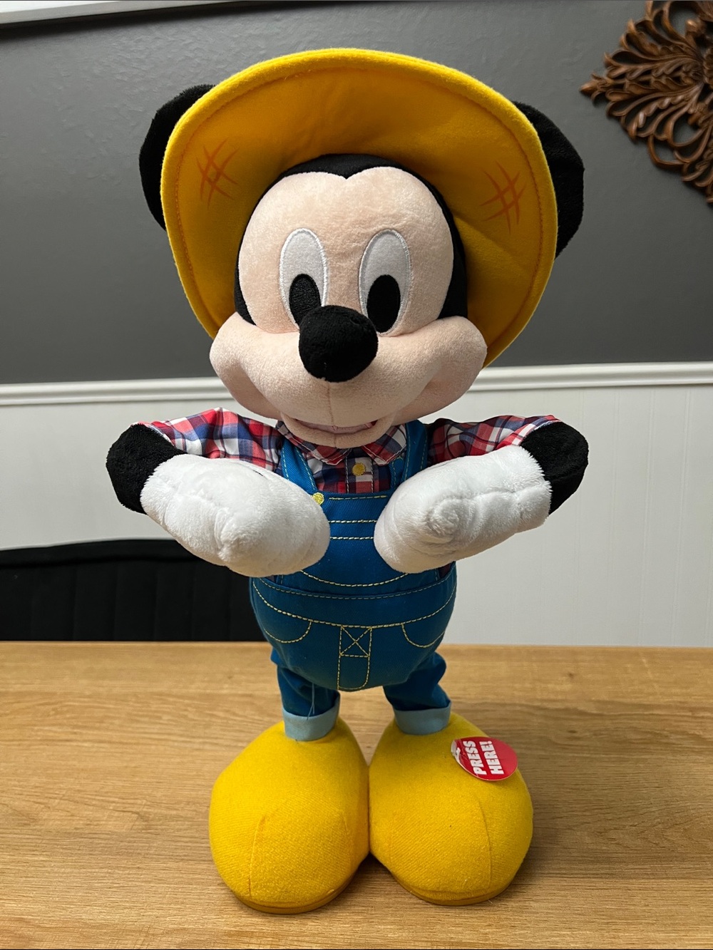 Disney Junior Mickey Mouse “E-I-OH!” Singing & Dancing Farmer.